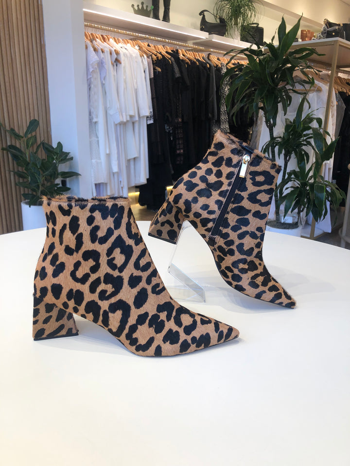 Bota Cano Curto Salto Flare em Couro Animal Print Carrano