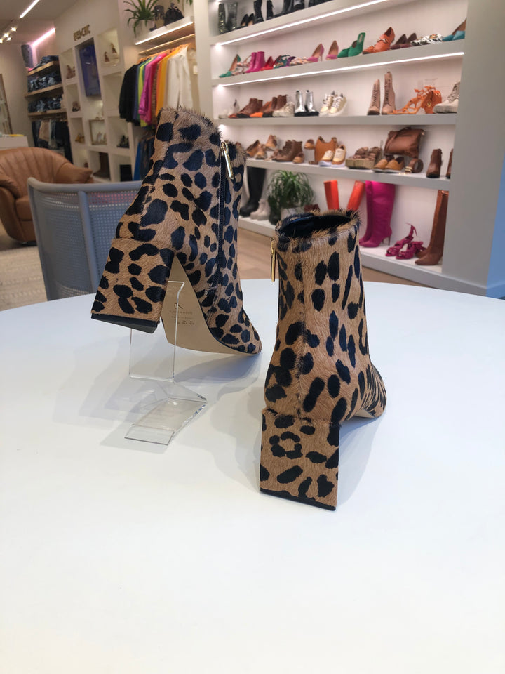 Bota Cano Curto Salto Flare em Couro Animal Print Carrano