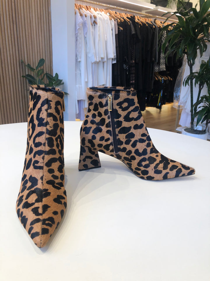 Bota Cano Curto Salto Flare em Couro Animal Print Carrano